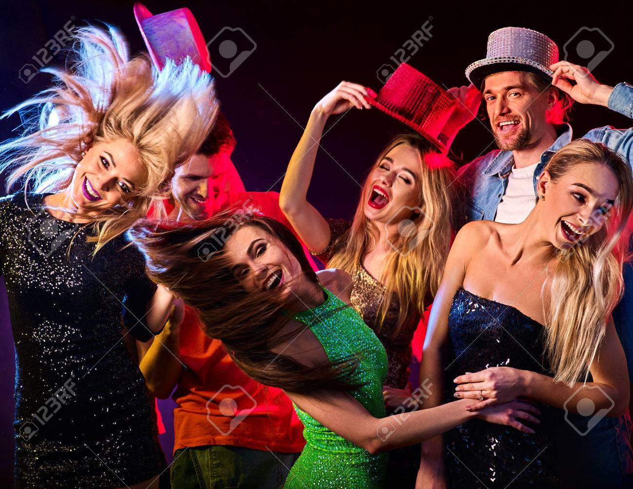 Soiree Dansante Avec Les Gens Du Groupe De Danse Les Femmes Et Les Hommes Ont Du Plaisir Dans La Boite De Nuit Fille Heureuse Avec Les Cheveux Ebouriffes Au Premier Plan Retour