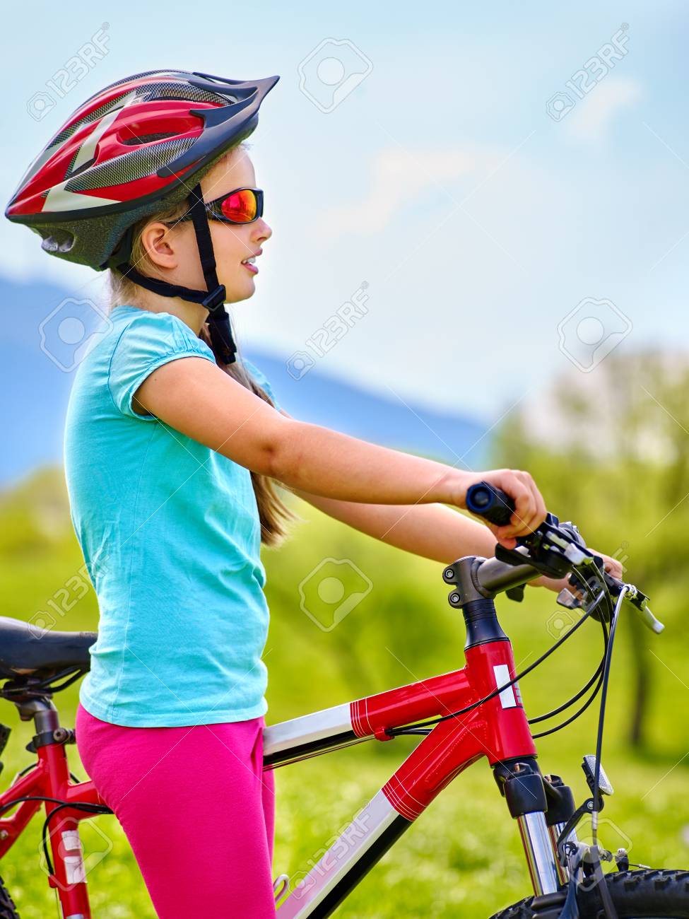 夏の公園で自転車の旅の子 緑の芝生の上を実行するための子供のロードバイク 青い空の下ビュー サイクリングは健康に良いです 人旅一人旅 子供旅行一人旅 の写真素材 画像素材 Image