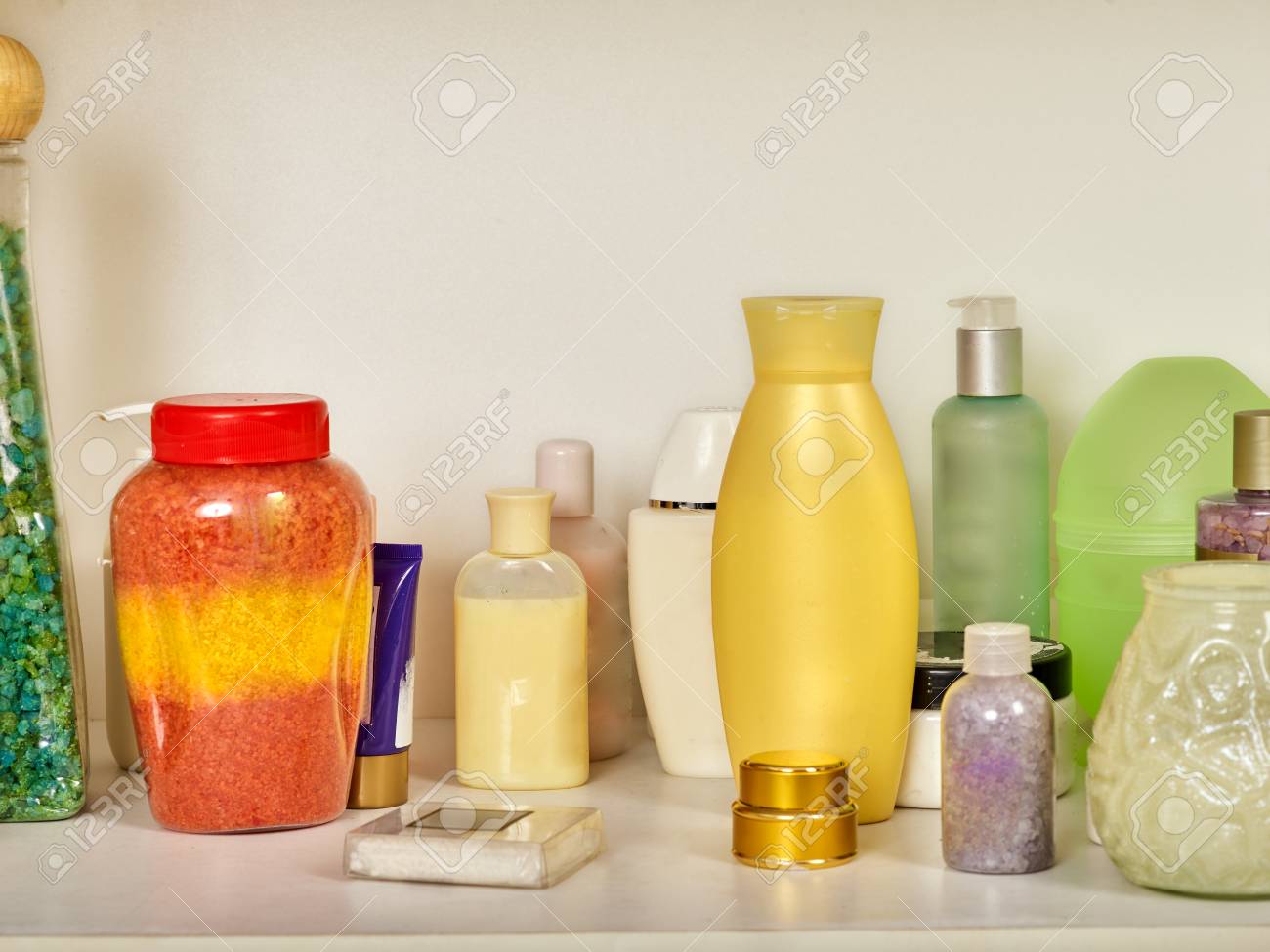 化粧品ボトルの美容製品の化粧品パッケージ 包装薬健康 誰も美容の項目の静物画 自然な方法を作成する復元し 女性の美しさを維持します の写真素材 画像素材 Image