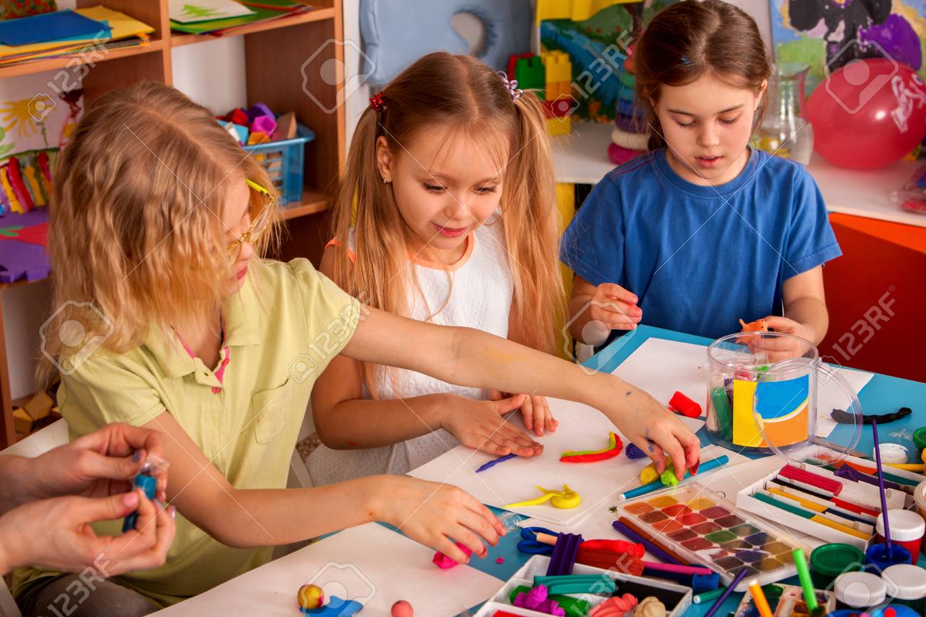 Pate A Modeler En Pate A Modeler En Classe Enfant Enseignant Enseigne Aux Enfants Ensemble La Pate A Modeler Et La Moisissure De La Pate A Modeler A La Maternelle Ou Prescolaire Pate A Modeler En Pate A Modeler En Classe Enfant Enseignant Enseigne Aux Enfants Ensemble La Pate A Modeler Et La Moisissure De La Pate A Modeler A La Maternelle Ou Prescolaire
