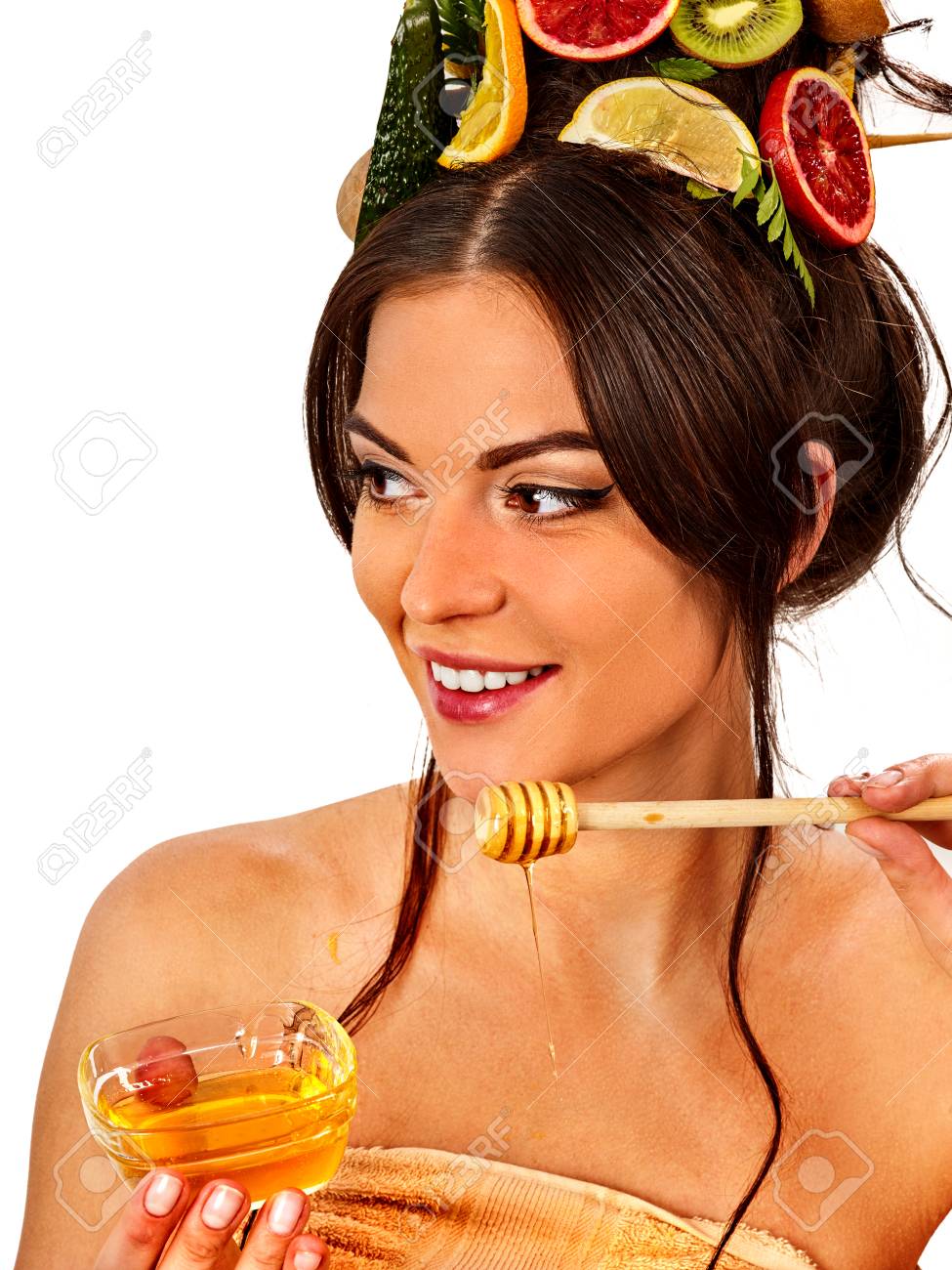 女性の頭に髪と肌のための新鮮な果物と蜂蜜の顔のマスク 女の子の顔は 自家製の有機皮膚とヘアセラピーのための蜂蜜を保持します 医療特性の概念 髪のための人気のマスク の写真素材 画像素材 Image