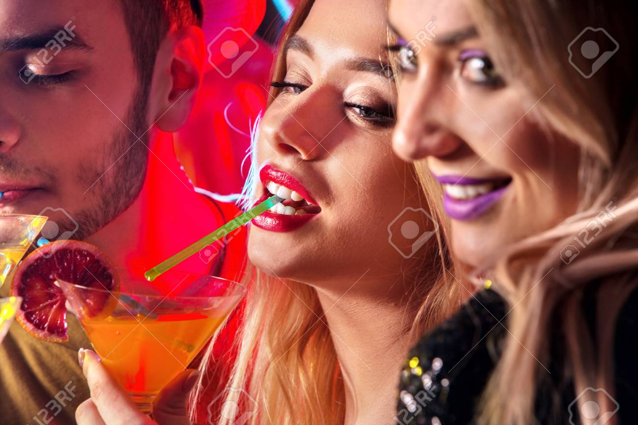 Cocktail Pour Couple Amoureux Disco Danse Et Boisson Des Femmes Heureuses En Robes De Soiree Et Des Hommes S Amusent En Boite De Nuit Fille Sexy Boit Un Cocktail En Bonne Compagnie Banque