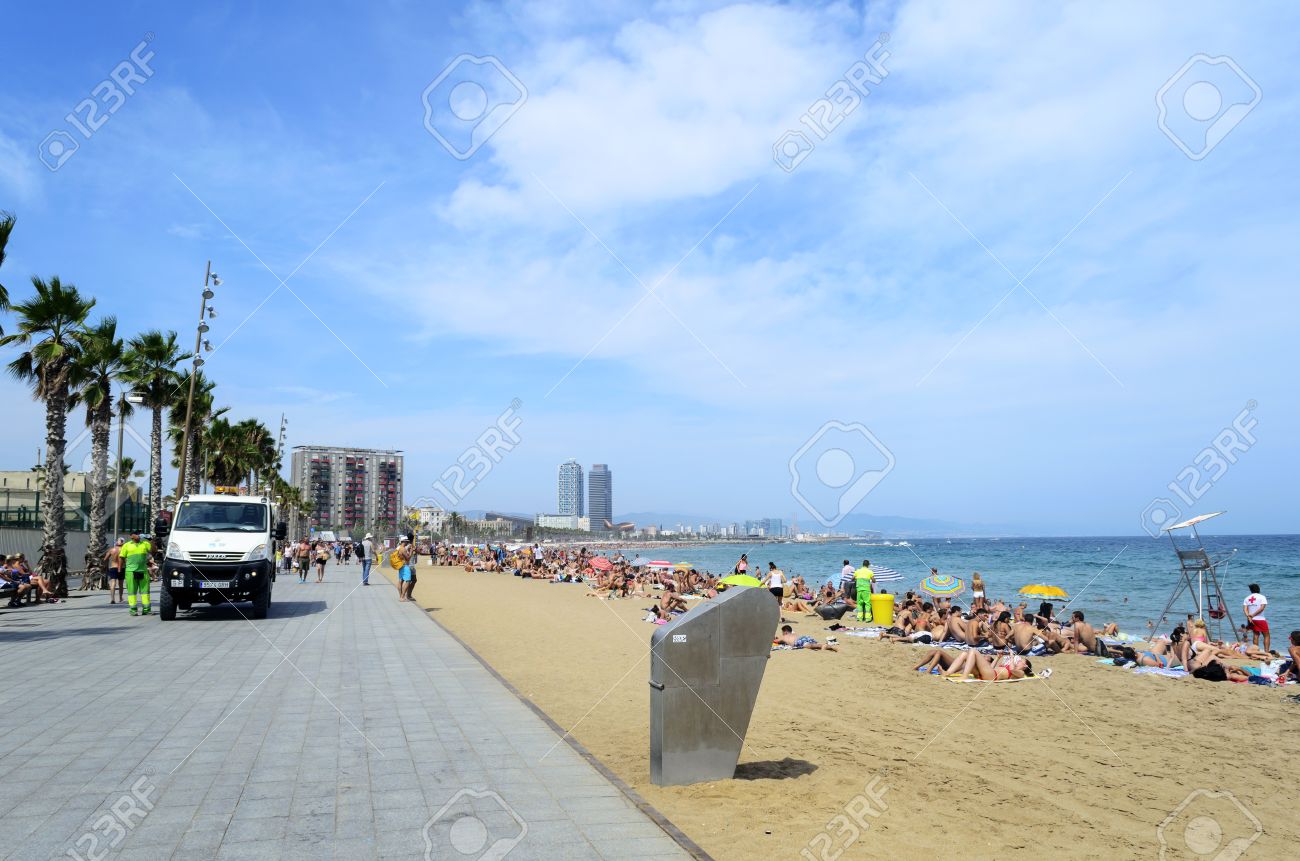 Les Touristes Apprécient Le Temps Ensoleillé Et De Détente Sur La Plage De La Barceloneta Le 9 Août 2014 à Barcelone Espagne Ceci Est Lune Des