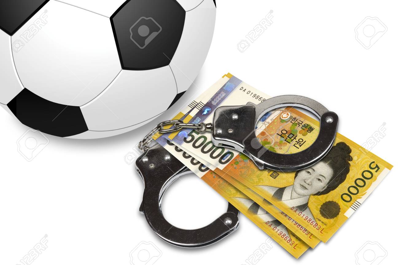 サッカー賭博の破損の概念。お金と手錠とサッカー ボール。の写真素材・画像素材 Image 77652710