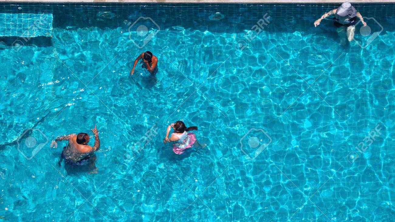 夏のトップ画角ホテル プールと青クリア色水で泳ぐ の写真素材 画像素材 Image
