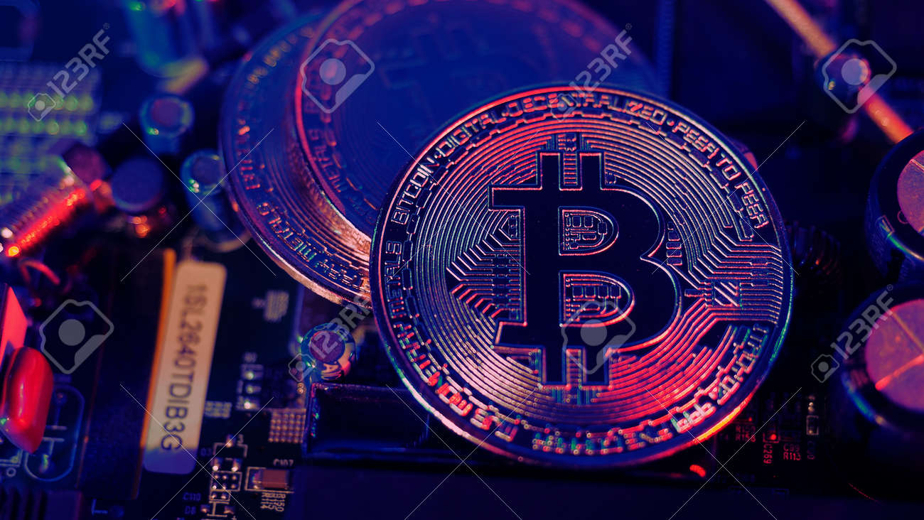 비트코인과 반도체. 지구 온난화를 유발하는 암호화폐 채굴을 나타냅니다. CPU 보드의 비트코인. 파란색과 분홍색 빛이 있는 클로즈업  비트코인. 동전이 있는 회로판. 온라인 자산 개념. 로열티 무료 사진, 그림, 이미지 그리고 스톡포토그래피. Image 170314466
