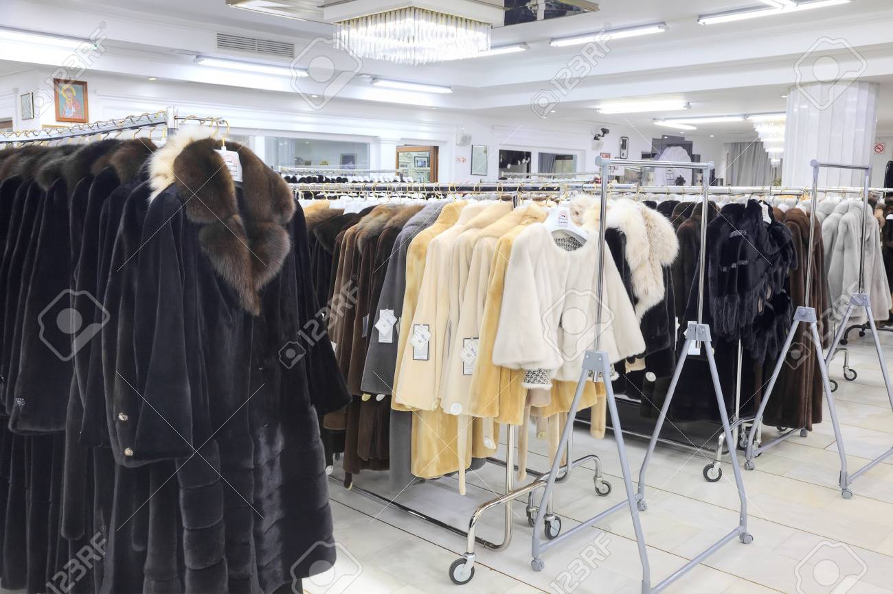 GRÈCE, KASTORIA Mars 12,2016: Showroom Manteaux Avec GRÈCE, KASTORIA Mars 12,2016: Showroom Manteaux Avec
