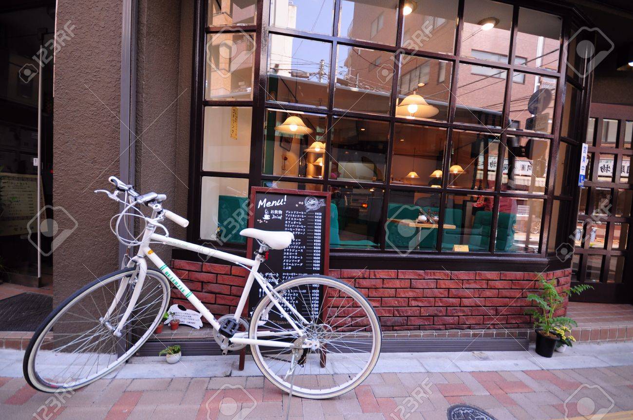 カフェ店の前に自転車のビンテージ壁紙 の写真素材 画像素材 Image