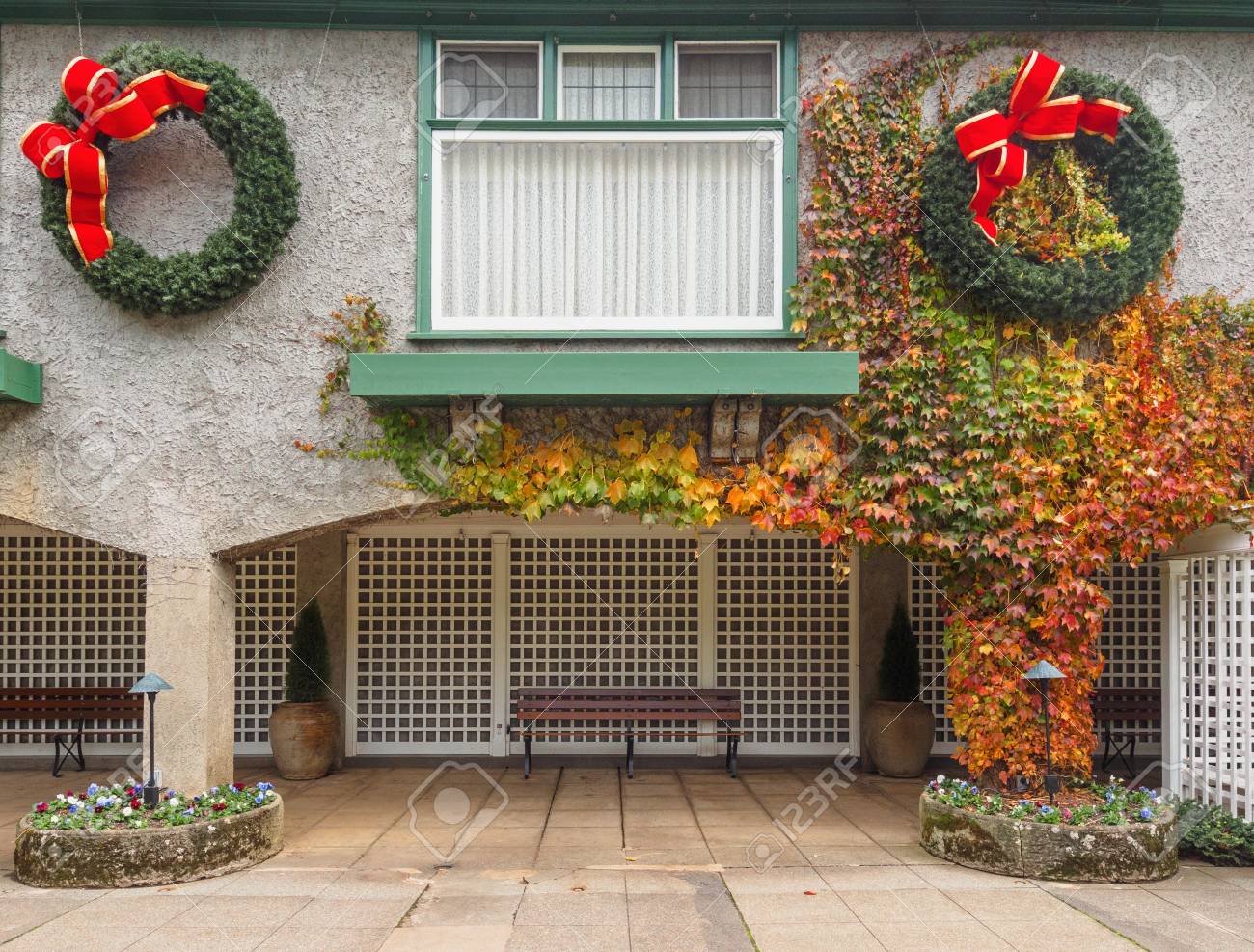 Corona De Navidad Decorar La Pared De Un Edificio Publico Fotos