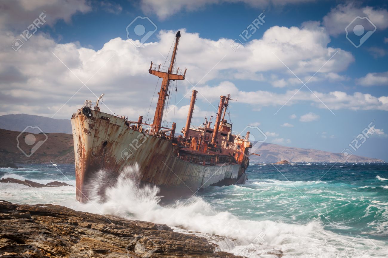 ギリシャのアンドロス島に海の嵐の中に巨大な波のヒットされている放棄