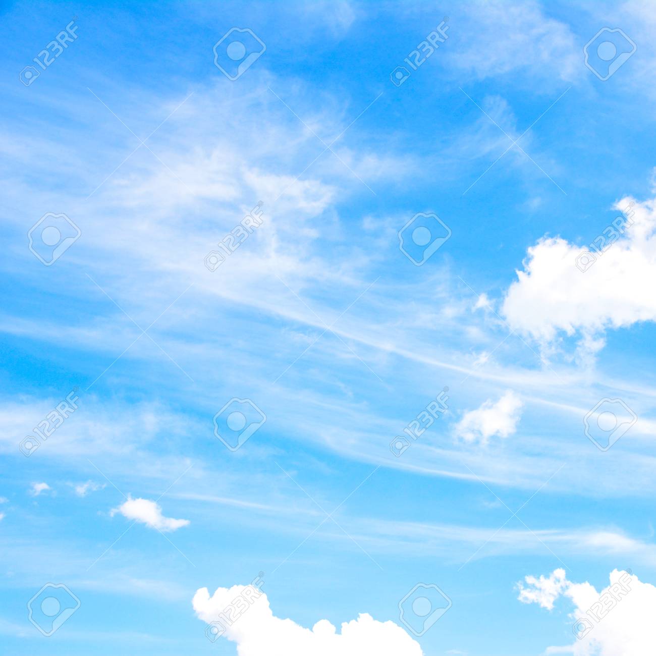 青い空白い雲の背景を持つ明るい の写真素材 画像素材 Image