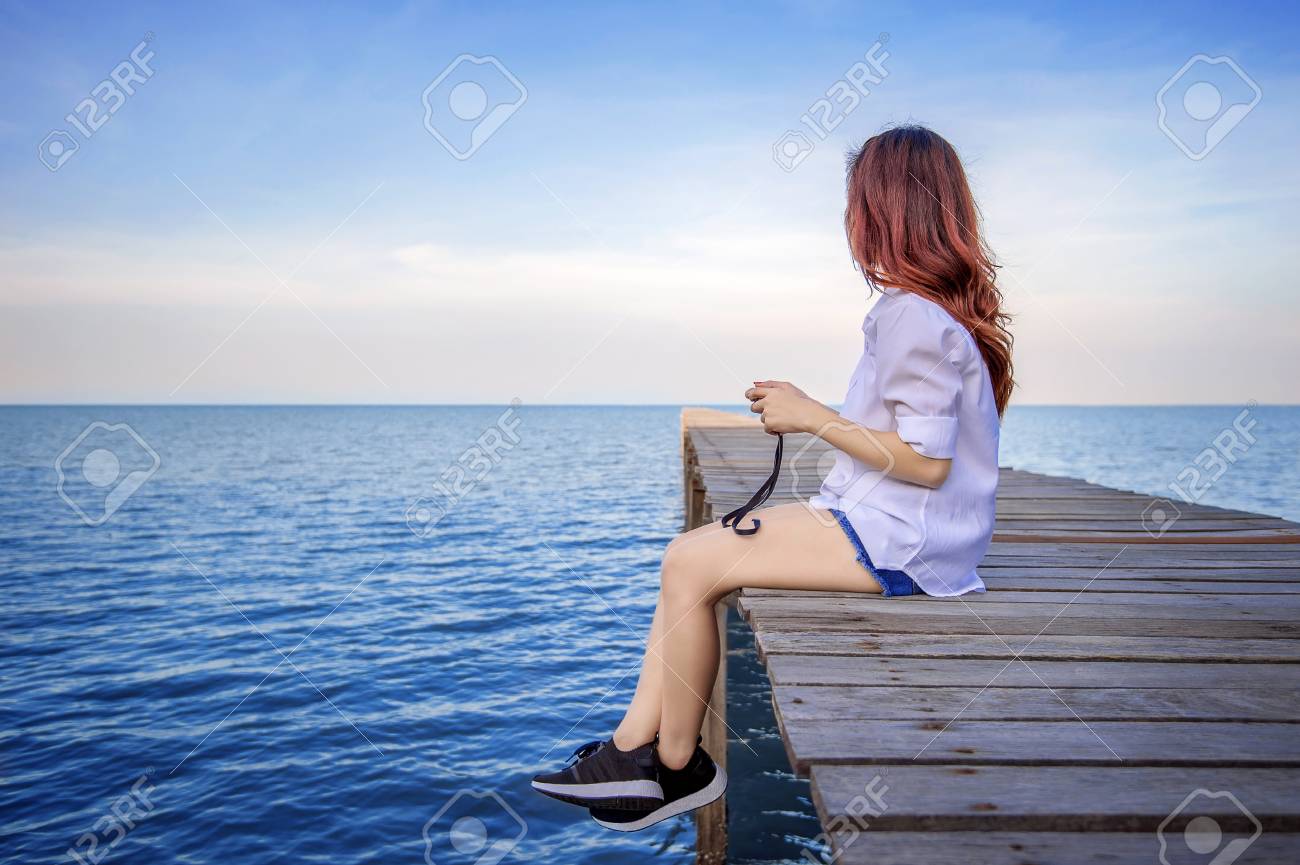 一人で座っている女の子を海の上の木製の橋 ビンテージ トーン スタイル の写真素材 画像素材 Image 6655