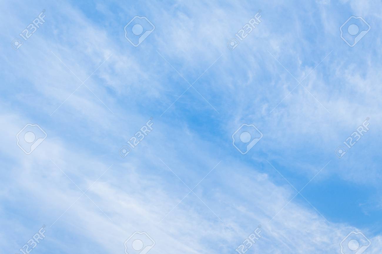 ソフト フォーカス 青い空 広大な青空と雲白美しいフワフワの雲の動き 背景の理想的な使用 の写真素材 画像素材 Image
