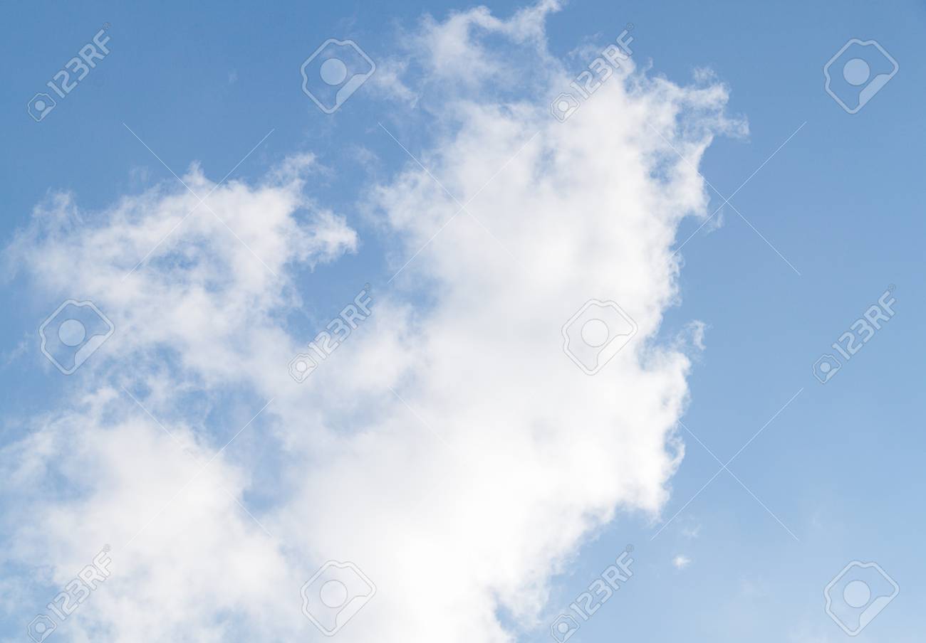 青い空 広大な青い空と雲白ふわふわ雲 の写真素材 画像素材 Image