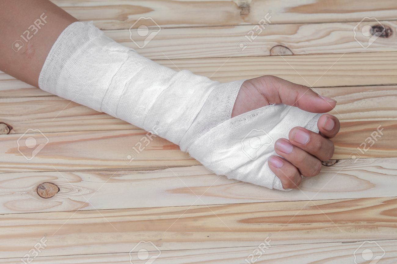 gauze bandage the hand contusion treating patients with hand