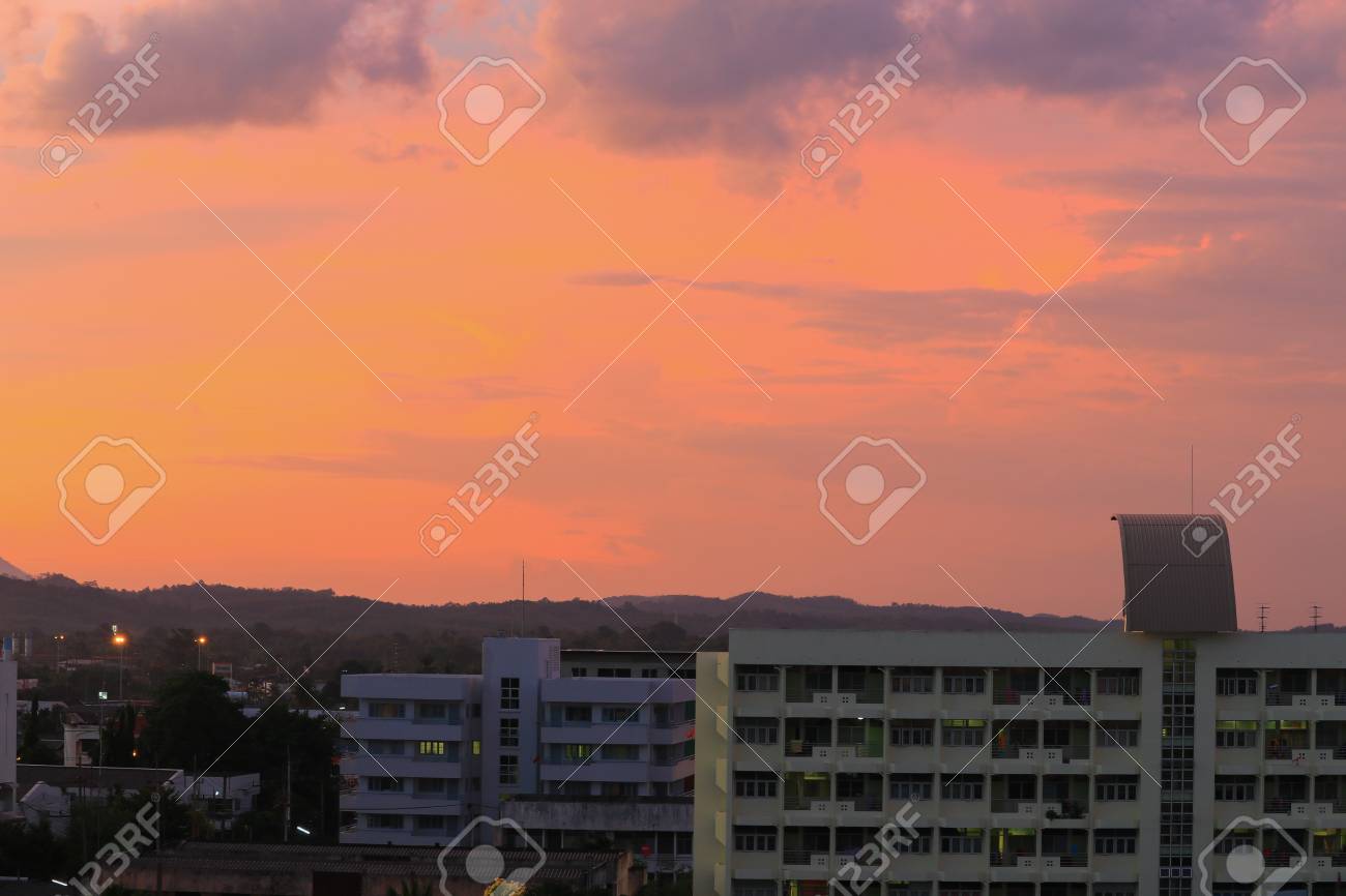 Edificio Na Cidade E Ceu Por Do Sol Lindos Coloridos Noite Natureza Paisagem Crepusculo Tempo Com Silhueta Fotos Retratos Imagenes Y Fotografia De Archivo Libres De Derecho Image 73229797