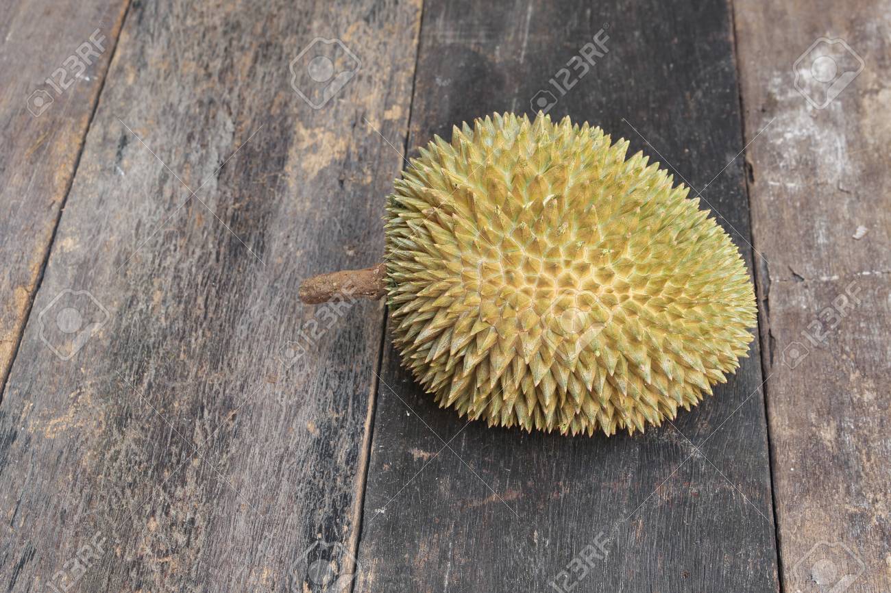 Fruta Madura Do Durian Que Tem O Espinho No Fundo Da Placa De Madeira Com Espaco De Copia Para Adicionar Texto Fotos Retratos Imagenes Y Fotografia De Archivo Libres De Derecho Image