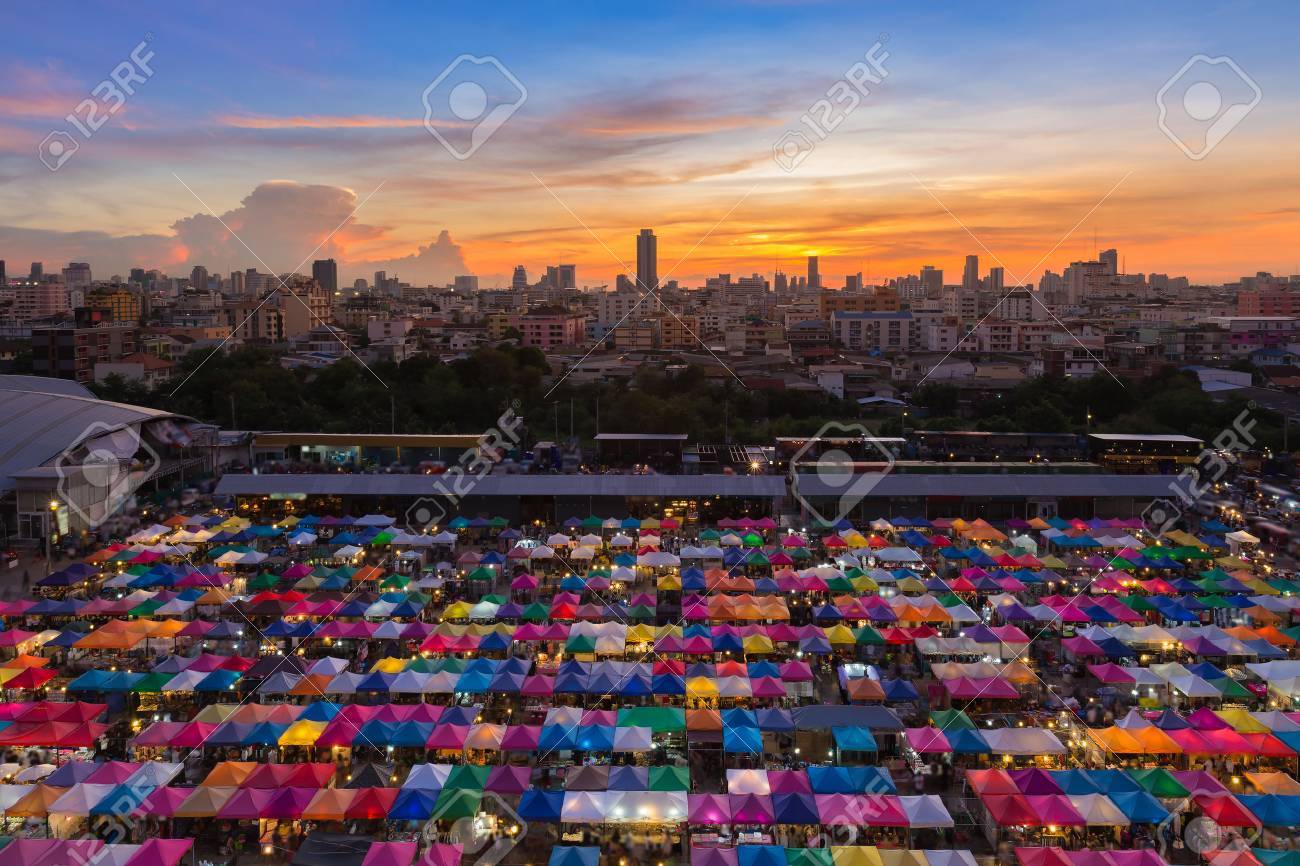 夜のバンコク フリー マーケット夕日後美しい空 の写真素材・画像素材 