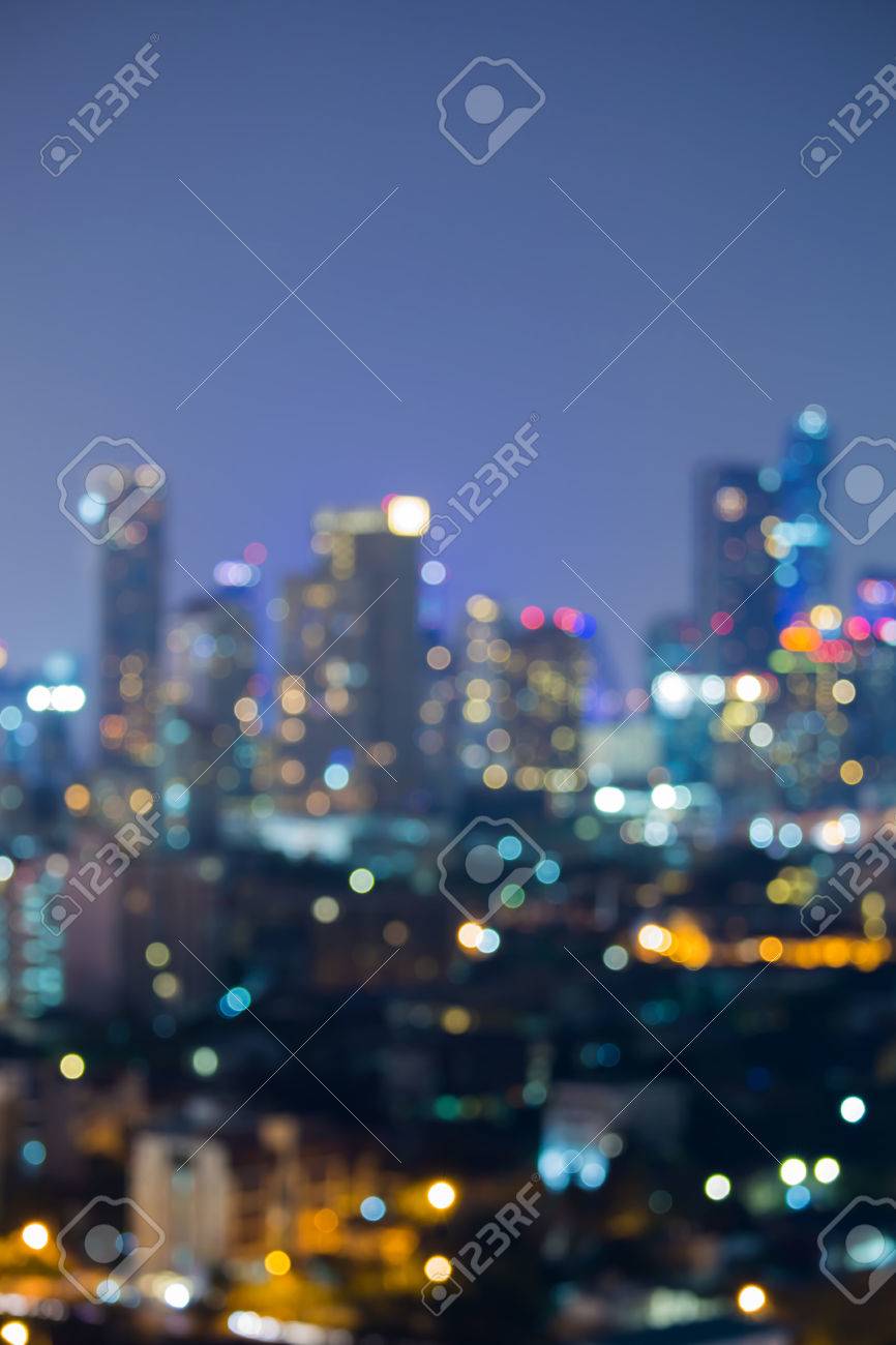夜のぼやけた明かり オフィスビルの抽象的な背景 の写真素材 画像素材 Image