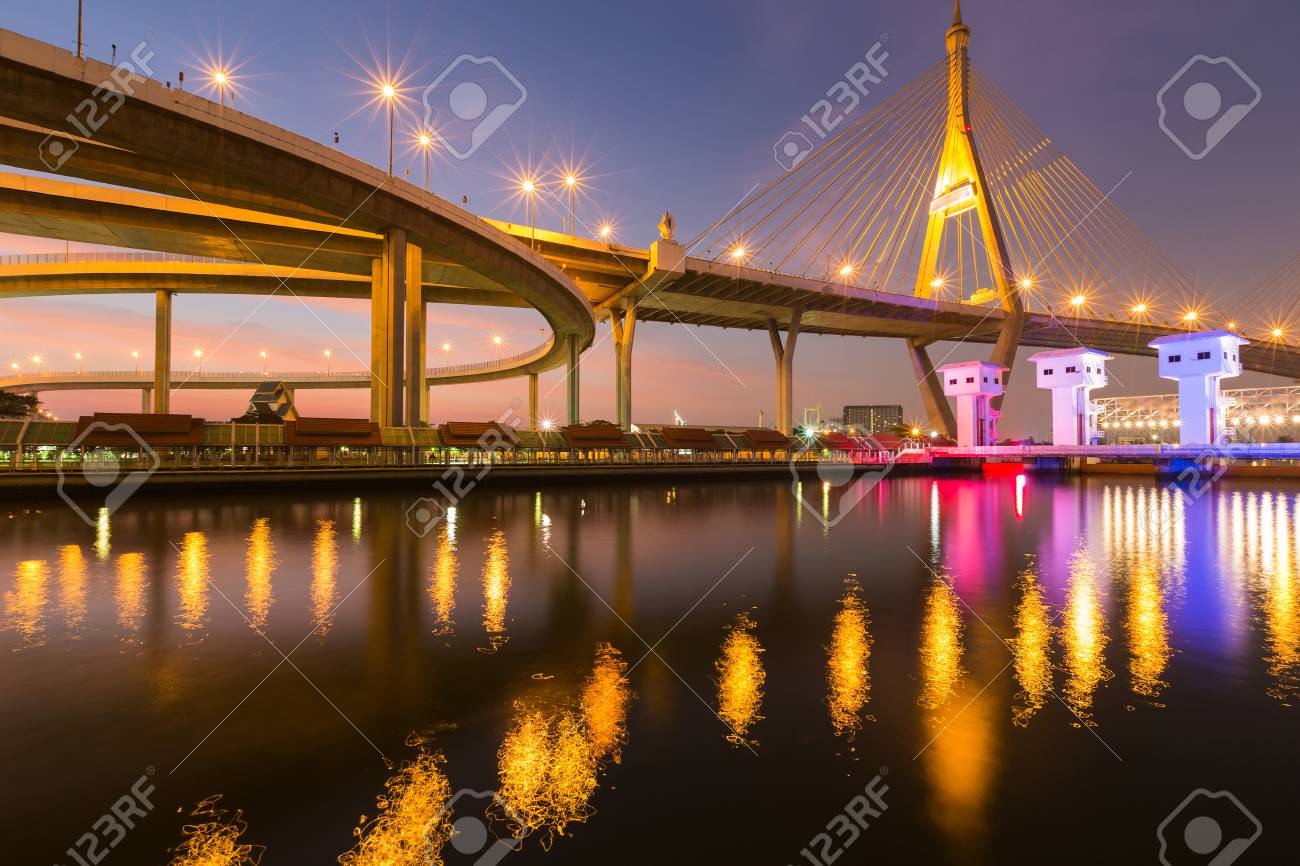 夜の光の反射の吊り橋 ウォーター ゲート の写真素材 画像素材 Image 夜の光の反射の吊り橋 ウォーター ゲート の写真素材 画像素材 Image