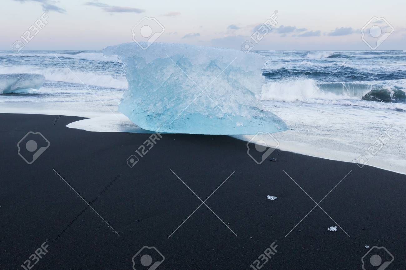 黒い砂浜の氷河から砕く氷 アイスランドの自然景観の背景 の写真素材 画像素材 Image 黒い砂浜の氷河から砕く氷 アイスランドの自然景観の背景 の写真素材 画像素材 Image