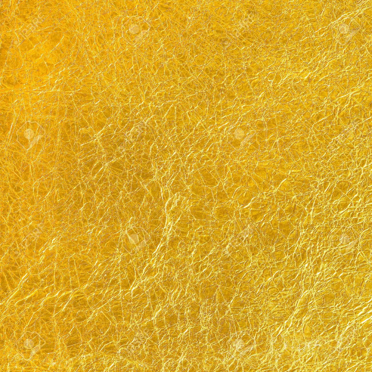 Shiny yellow. золотая поталь фон. Shiny yellow. золото текстура плов. сусальное золото на черном фоне.