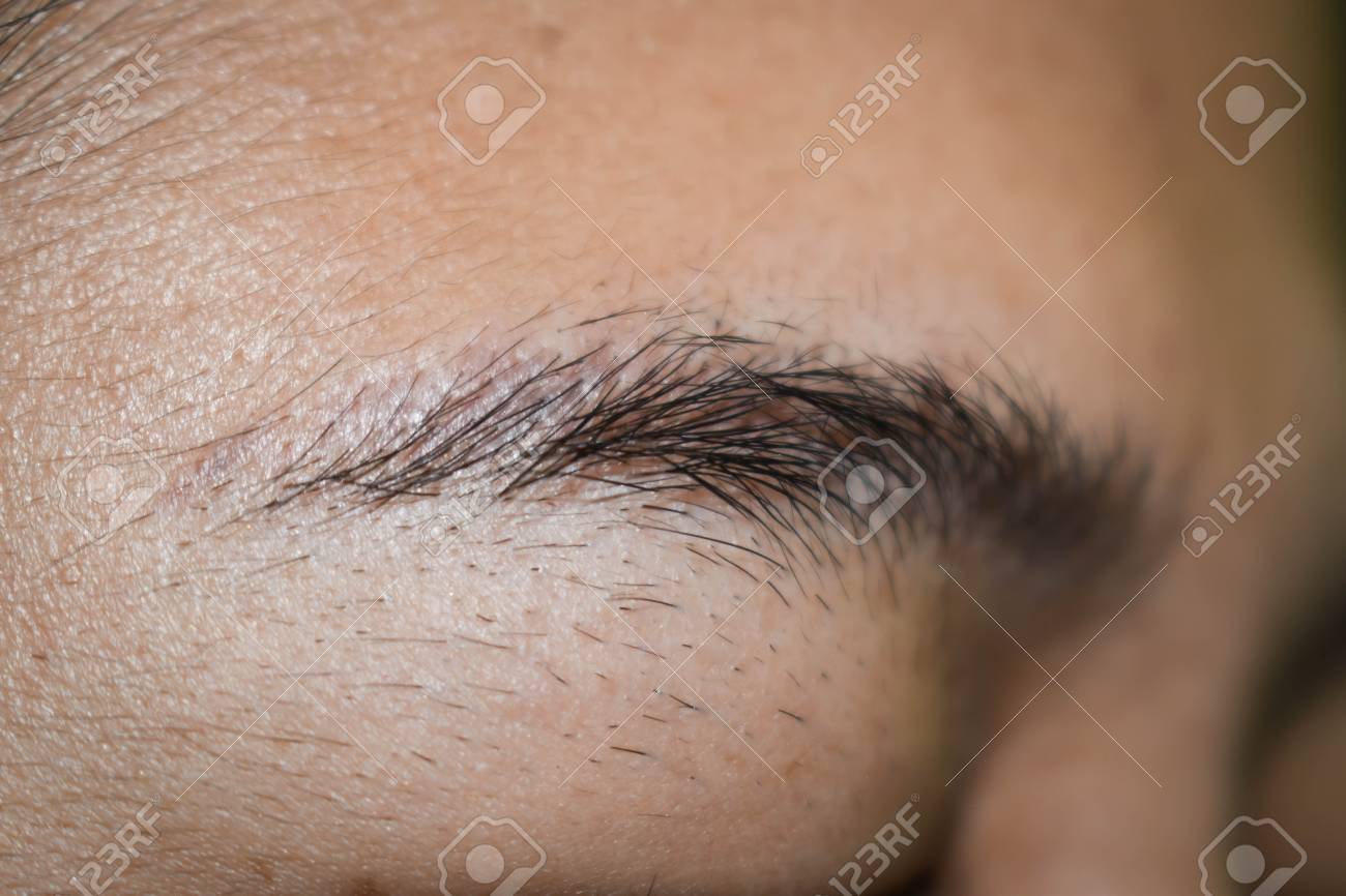 黒い眉毛は美しく装飾されておらず 彼女は今まで美しさのために眉の入れ墨が長いです の写真素材 画像素材 Image