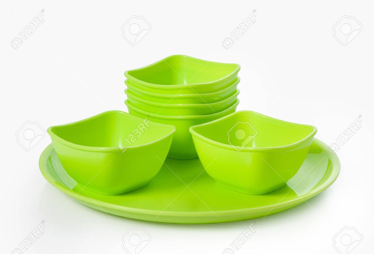 プラスチック製電子レンジ ボウルと白で分離板のクローズ アップ の写真素材 画像素材 Image