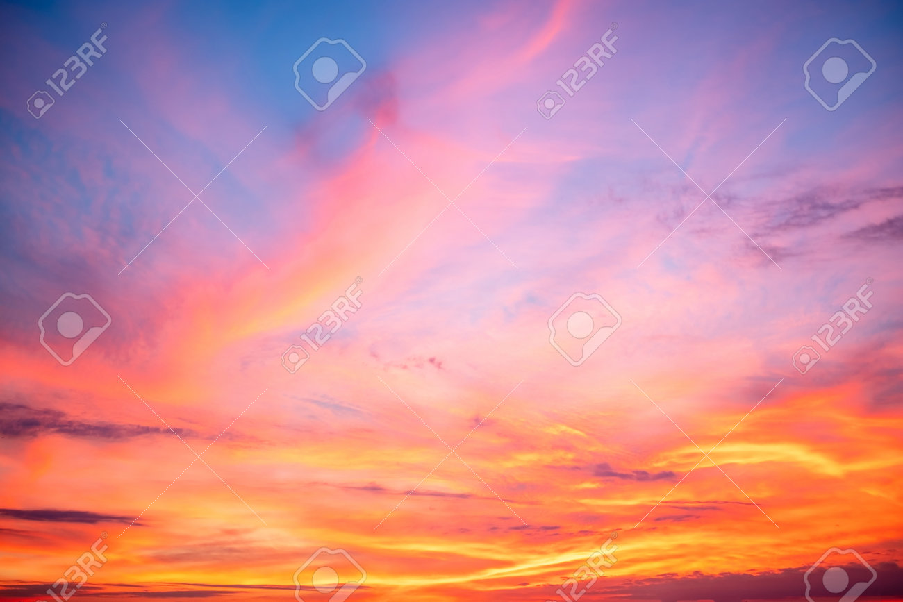 背景に最適な青い空に美しく豪華な柔らかいグラデーションの