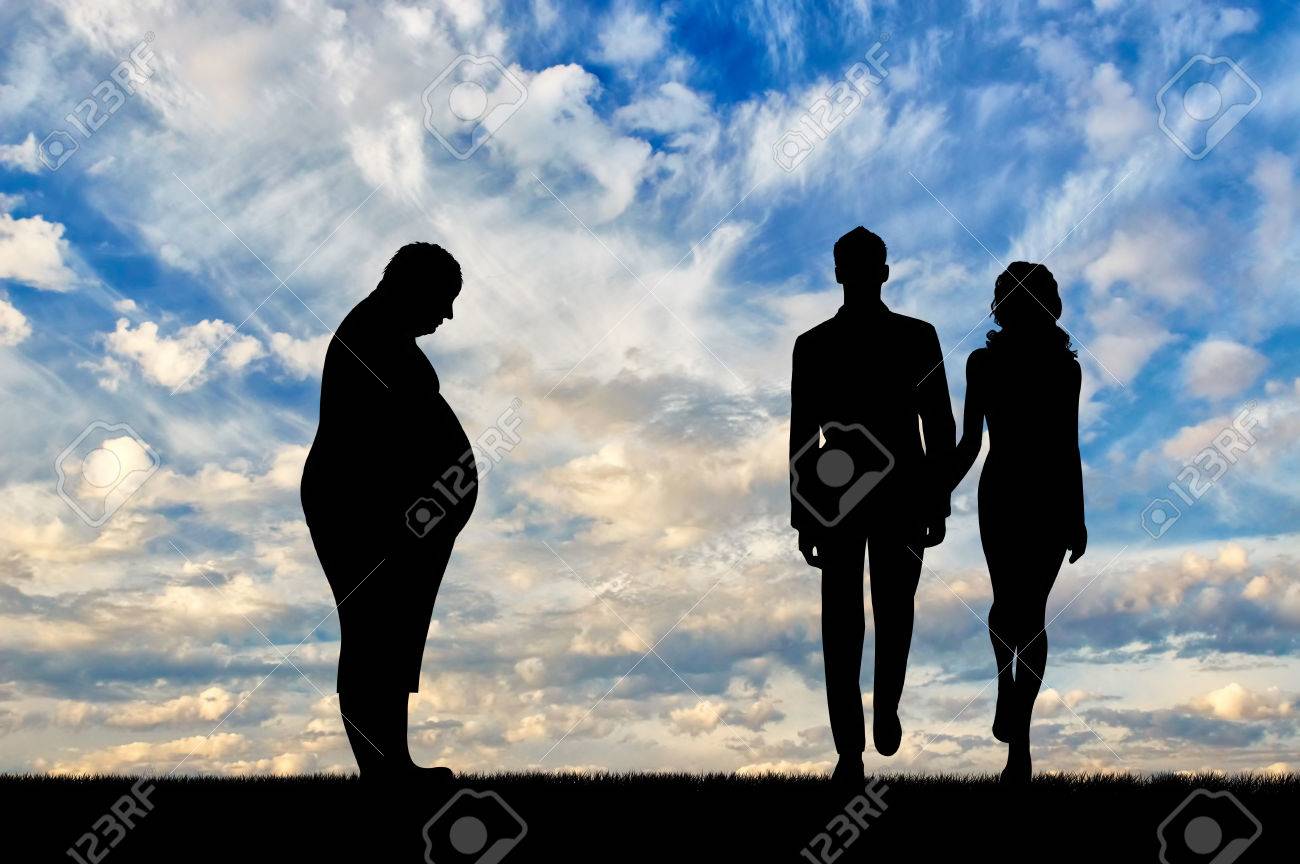 デブ男 背景の空に薄い若いカップル立って 概念の肥満 の写真素材 画像素材 Image