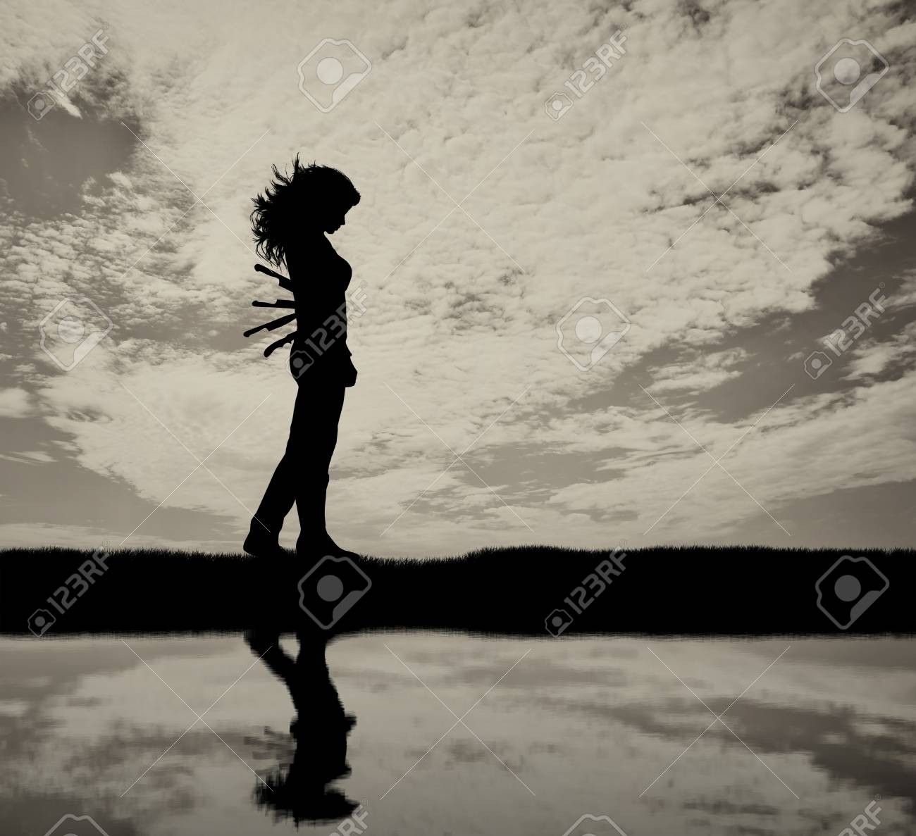 Concept De Trahison Et De Trahison Silhouette D Une Femme Triste Avec Des Couteaux A L Arriere Et Reflechie Dans L Eau Banque D Images Et Photos Libres De Droits Image