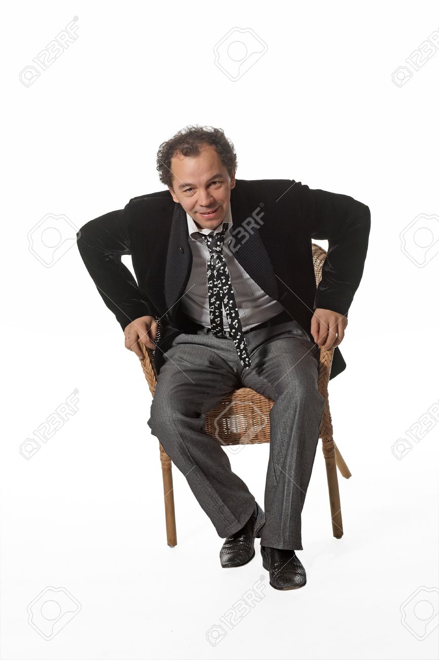 あなたの方の椅子から立っている成熟した男 の写真素材 画像素材 Image