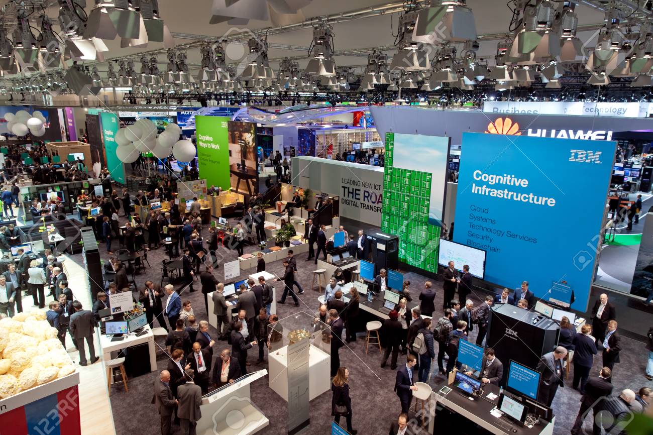 メッセ ドイツのハノーバーでの Cebit 17 展覧会にハノーバー ドイツ 17 年 3 月 訪問者 の写真素材 画像素材 Image メッセ ドイツのハノーバーでの Cebit 17 展覧会にハノーバー ドイツ 17 年 3 月 訪問者 の写真素材 画像素材 Image