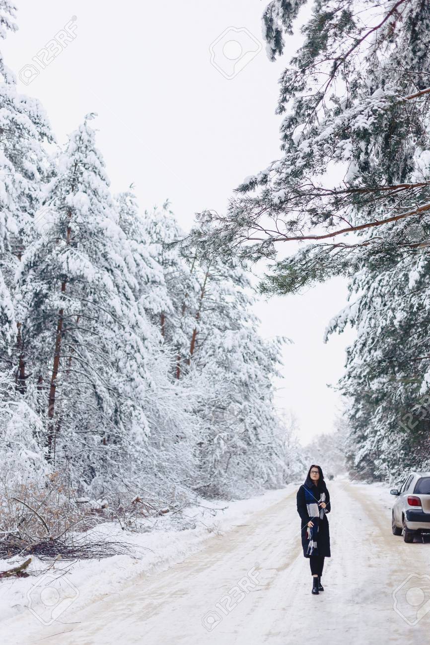 女の子は冬に雪の森の道の真ん中に行く の写真素材 画像素材 Image