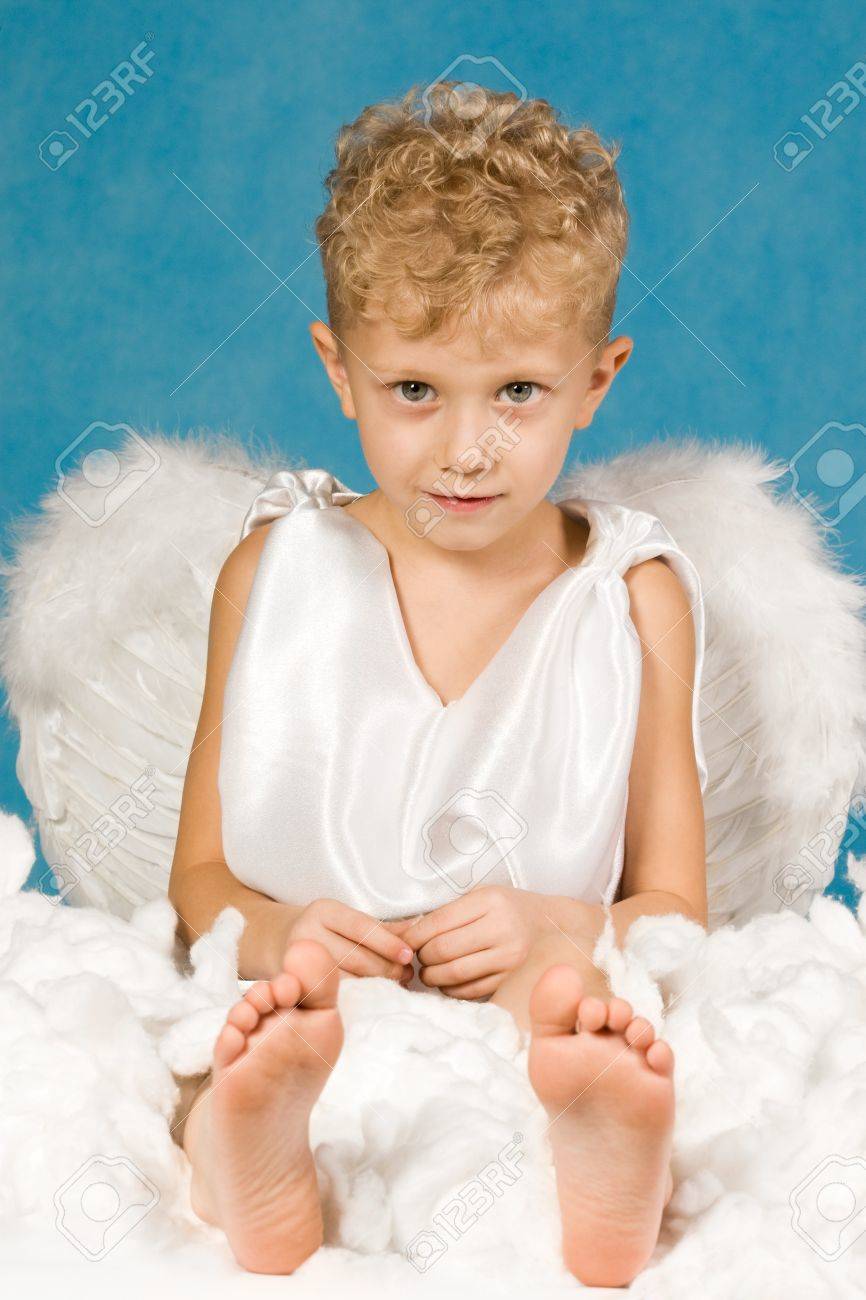 天使の服雲に座っているとカメラ目線でかわいい男の子の肖像画 の写真素材 画像素材 Image