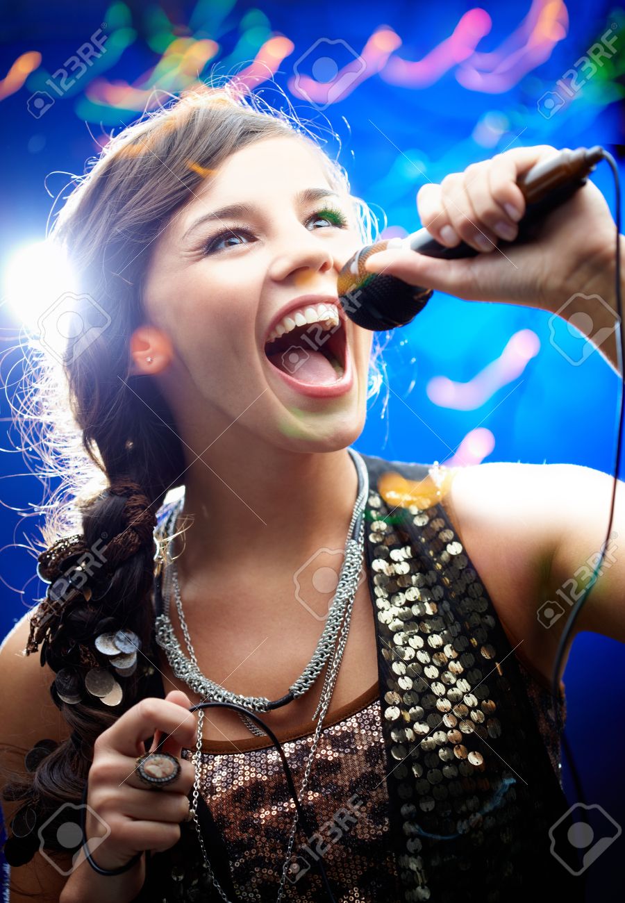 Девчонки в караоке. Симпа поют девушка. Симпа поют девушка. Ариана гранде поет. Девушка поет.