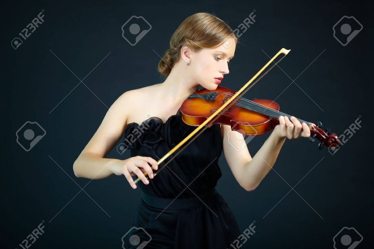 バイオリンを弾く若い女性の肖像画の写真素材・画像素材 Image 10068942