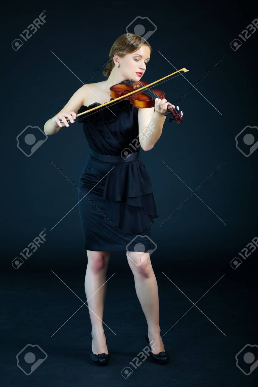 バイオリンを弾く上流階級の女性の肖像画 の写真素材 画像素材 Image