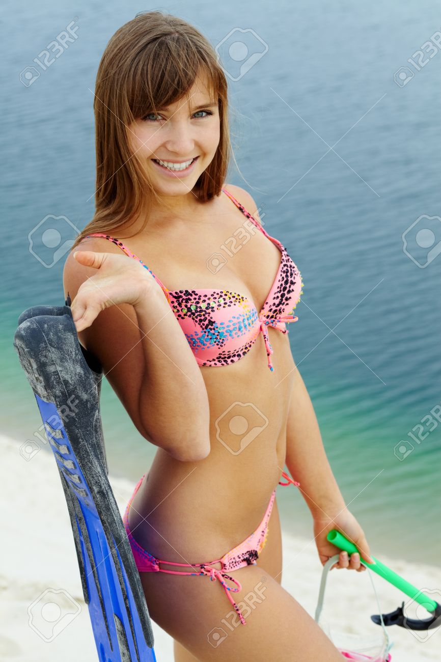 adolescente bikini ビキニ Scubadiving 装置を保持している 10 代の少女の肖像画の写真素材・画像素材 Image 10490946