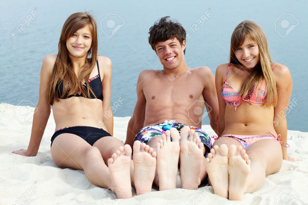 http://previews.123rf.com/images/pressmaster/pressmaster1109/pressmaster110900096/10490952-Portrait-of-happy-teenage-guy-and-two-pretty-girls-siting-on--Stock-Photo.jpg