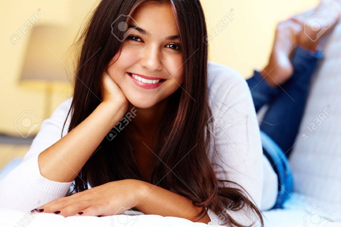 自宅で快適に感じるきれいな女の子の画像 の写真素材 画像素材 Image