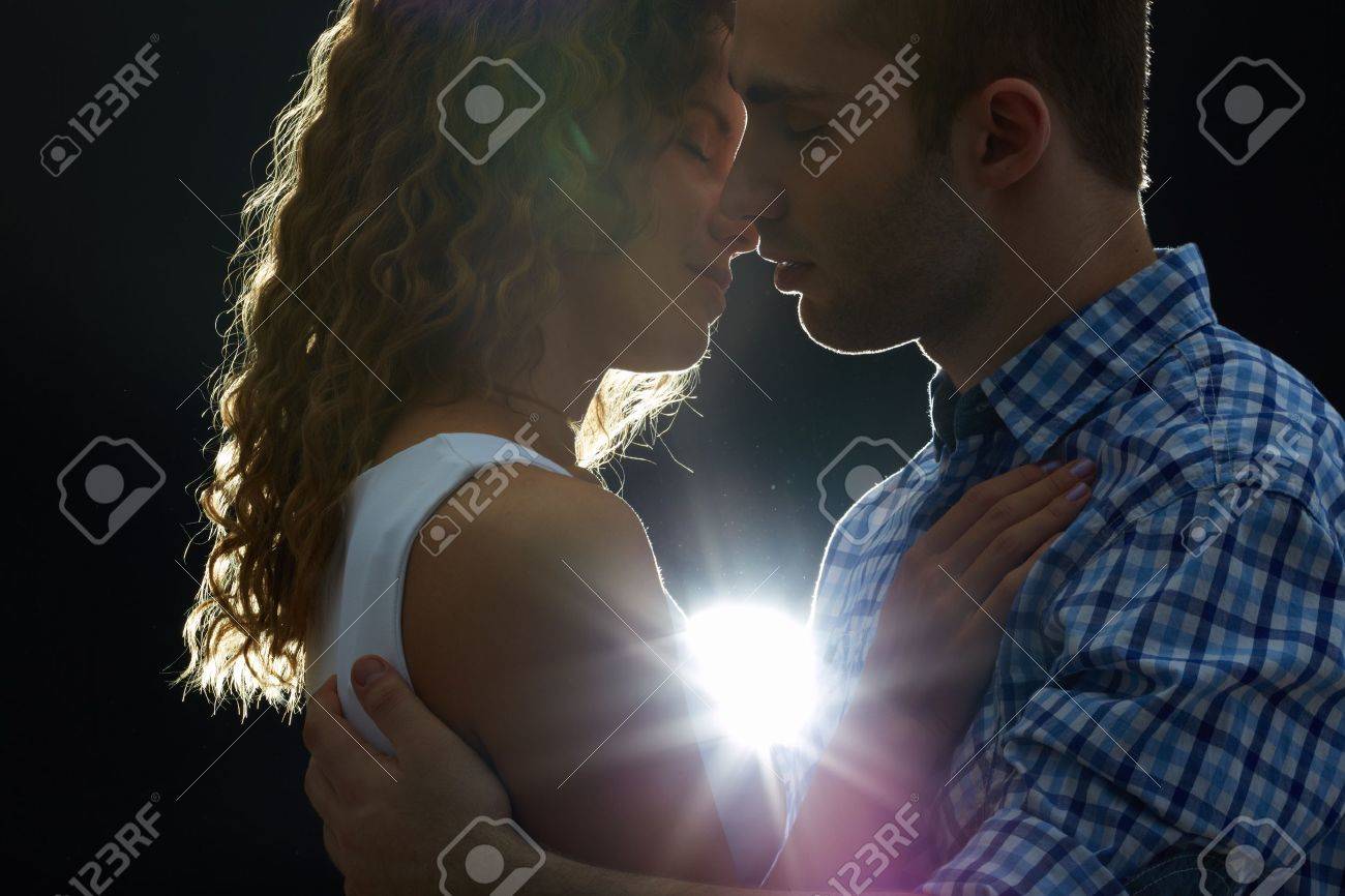 若いカップルが暗闇の中でキス の写真素材 画像素材 Image