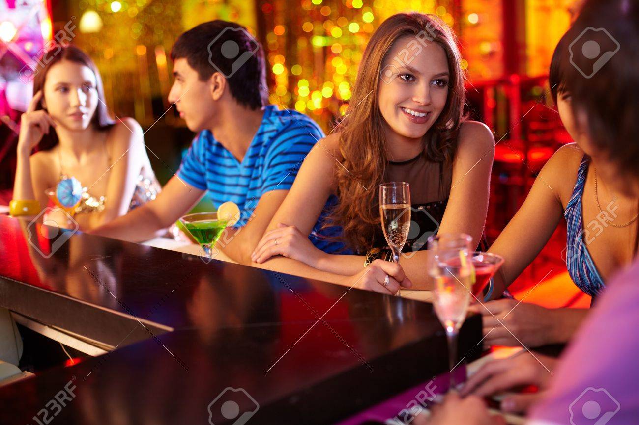 girls-party-at-bar