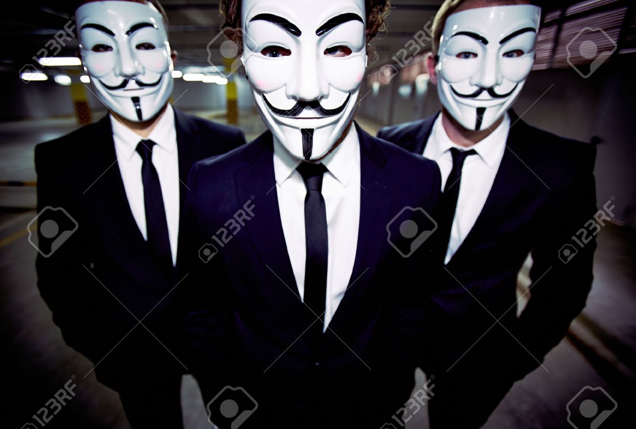 ガイ フォークスのマスク身に着けているユニフォーム姿の人々 のグループのクローズ アップの肖像画 の写真素材 画像素材 Image