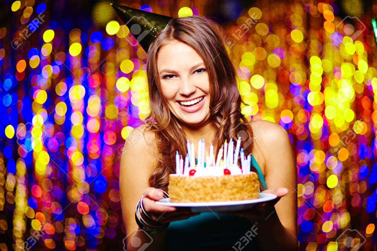 誕生日ケーキのカメラを見て笑っている女性 の写真素材 画像素材 Image 誕生日ケーキのカメラを見て笑っている女性 の写真素材 画像素材 Image