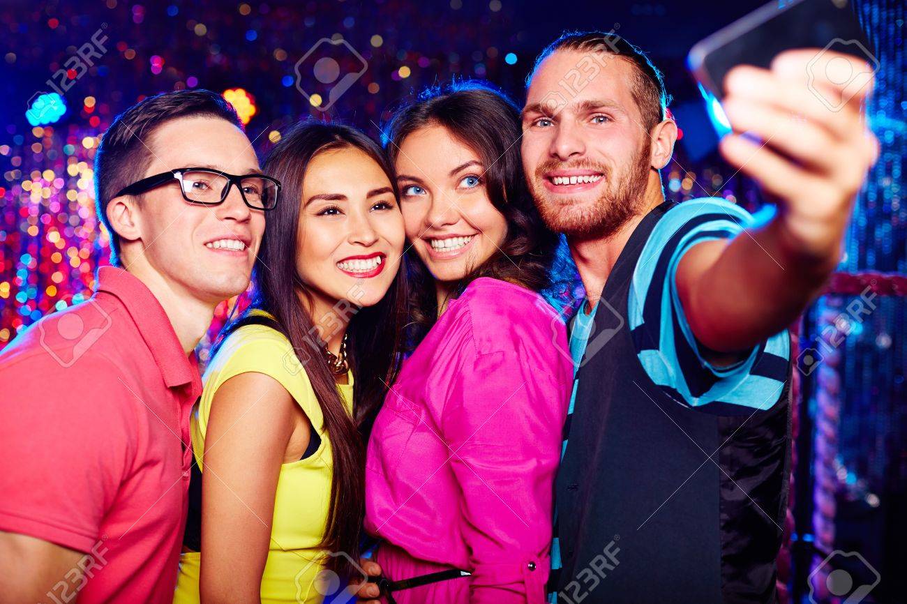 若者のナイトクラブで撮影 Selfie の写真素材 画像素材 Image 若者のナイトクラブで撮影 Selfie の写真素材 画像素材 Image