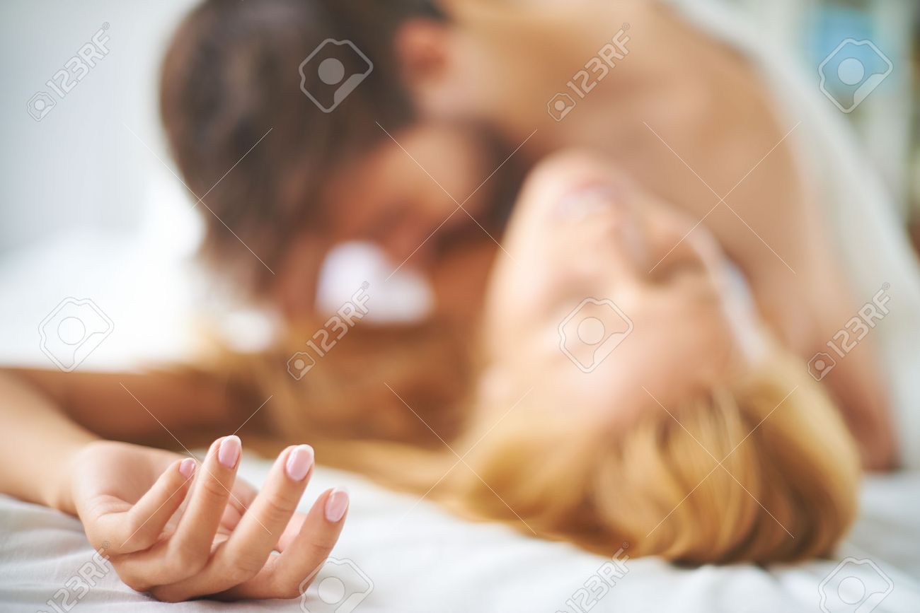 Pareja Besándose Apasionadamente En La Cama Fotos, Retratos, Imágenes Y Fotografía De Archivo Libres De Derecho. Image 35409186. Pareja Besándose Apasionadamente En La Cama Fotos, Retratos, Imágenes Y Fotografía De Archivo Libres De Derecho. Image 35409186.