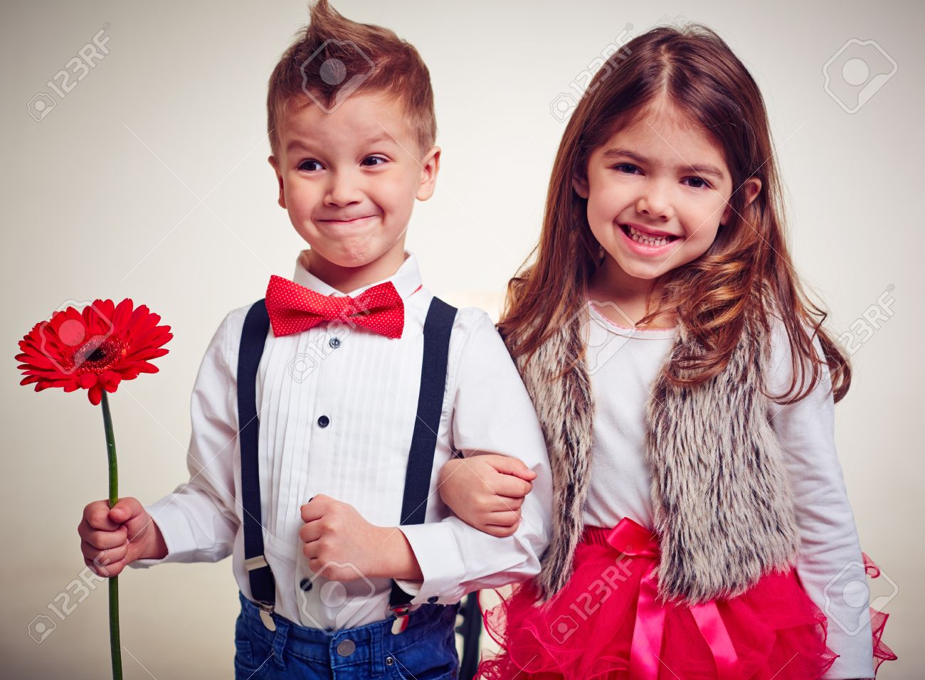Retrato De Niños Pequeños Bien Vestidos Brazo En Brazo Fotos, Retratos, Imágenes Fotografía De De Image 35423489.