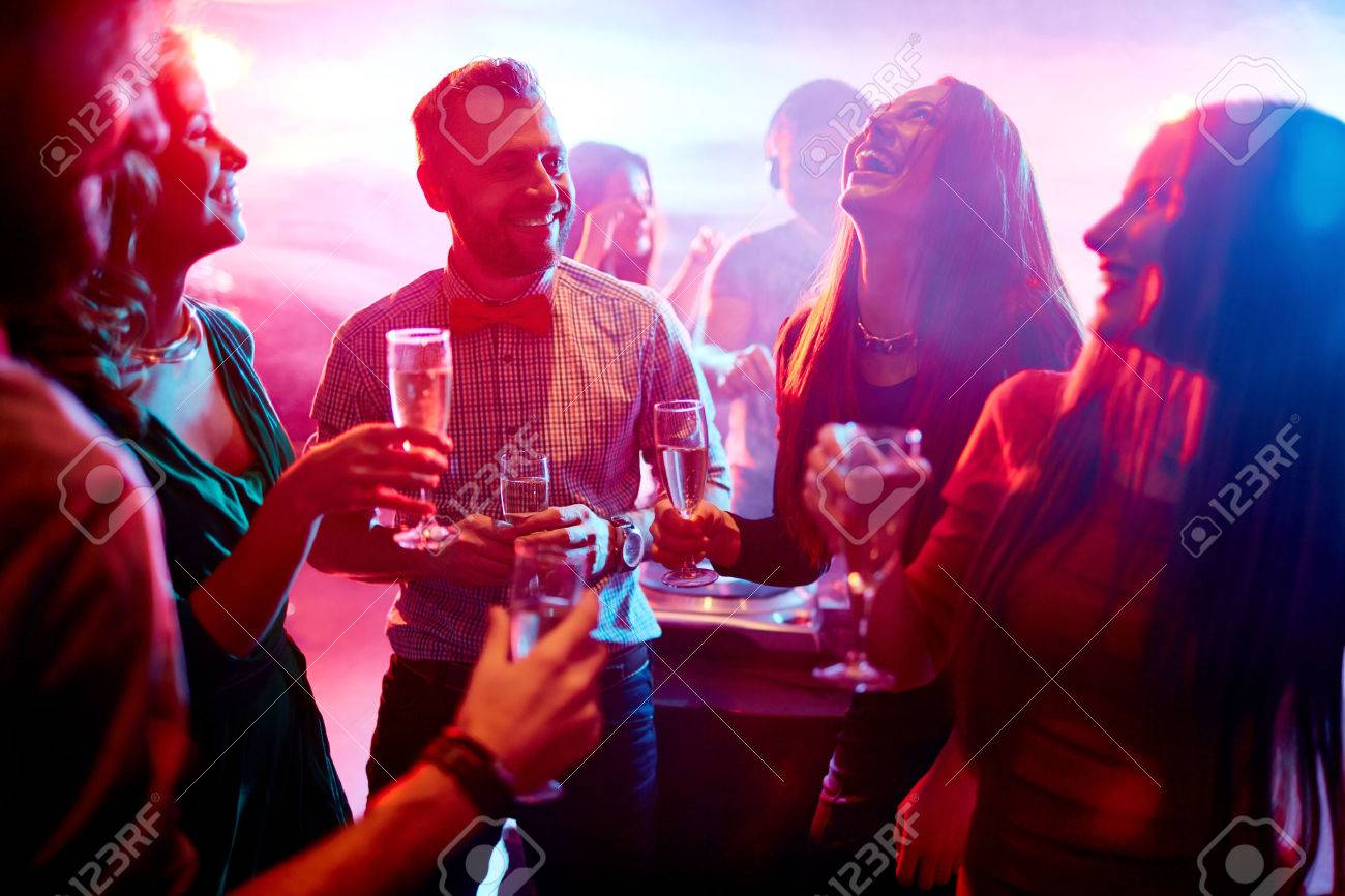 シャンパン パーティー ナイト クラブで話していると恍惚とした友達 の写真素材 画像素材 Image 36270651