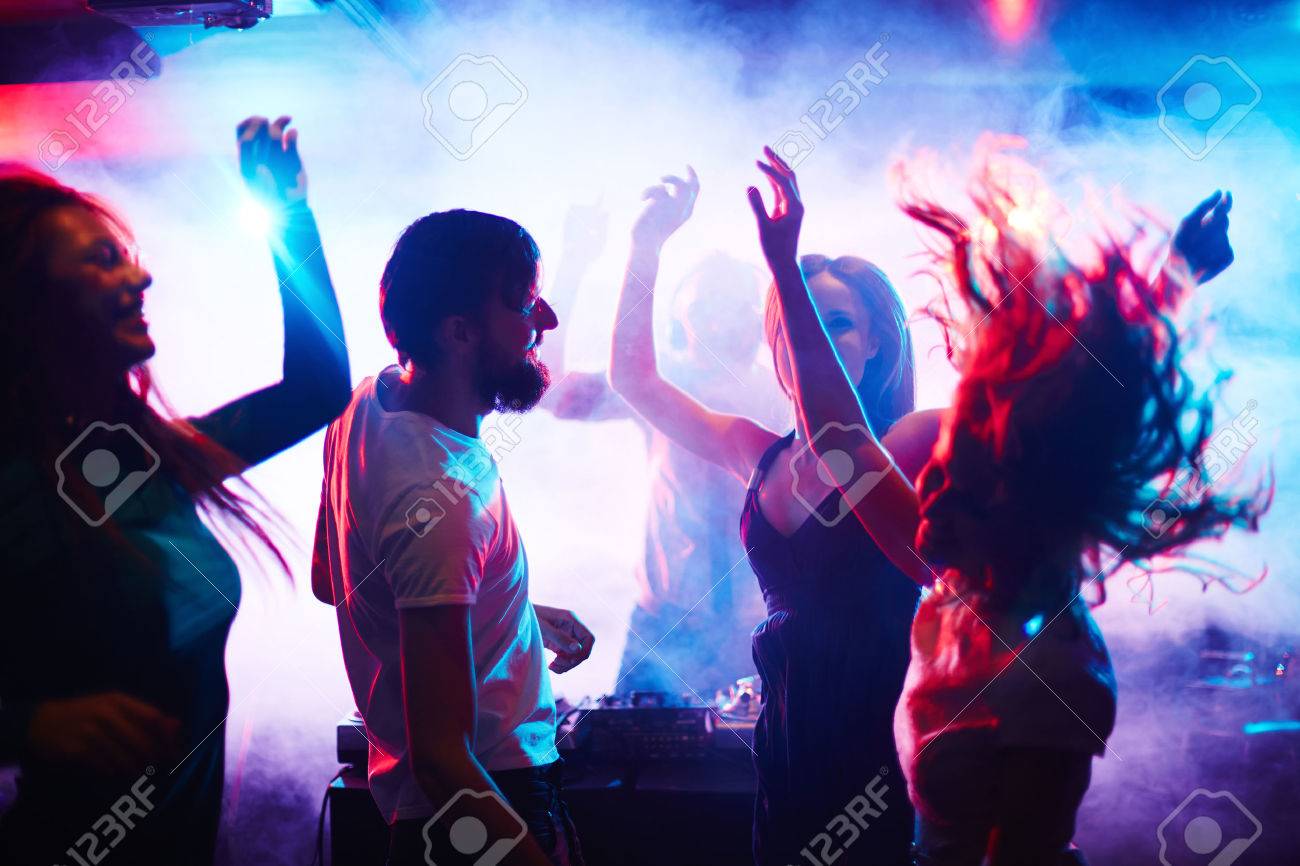 Resultado de imagem para jovens dançando em casa noturna